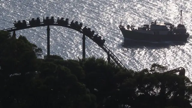 邻近海边的机动游戏也是海洋公园的卖点，可让旅客感受过山车快冲进海里的感觉。