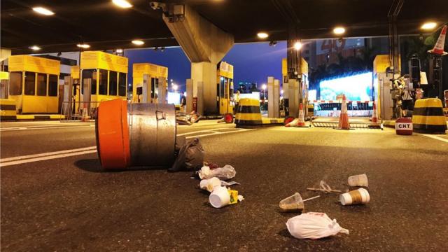 香港九龙红磡海底隧道收费广场一个垃圾桶被推倒在行车道上（10/8/2019）