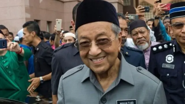 ماهاتیر محمد با متهم کردن دولت نجیب رزاق به فساد و با شعار مبارزه با فساد مالی بار دیگر به صحنه سیاست بازگشت