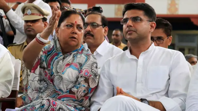 ராஜஸ்தான் முதலமைச்சர் வசுந்தரா ராஜேவுடன் காங்கிரசின் இளம் மாநிலத் தலைவர் சச்சின் பைலட்.