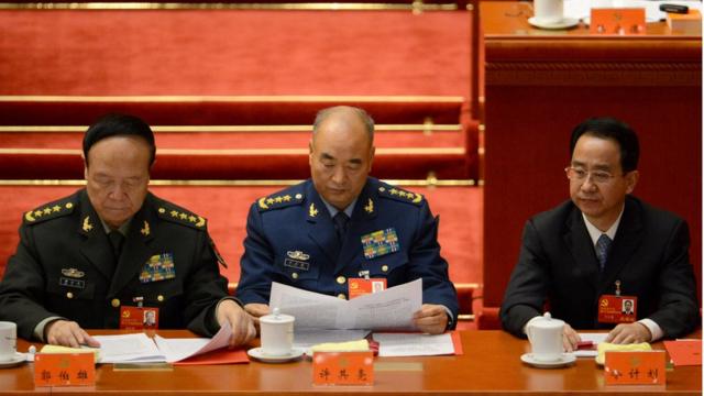 原中央军委副主席郭伯雄（左）与现中央军委副主席许其亮、原中央统战部部长令计划（右）