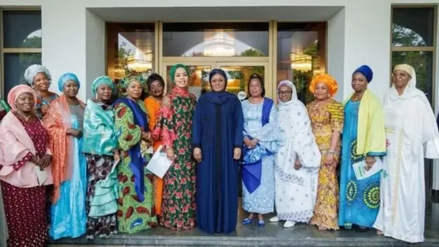 Aisha Buhari ati awon obinrin lori iduro