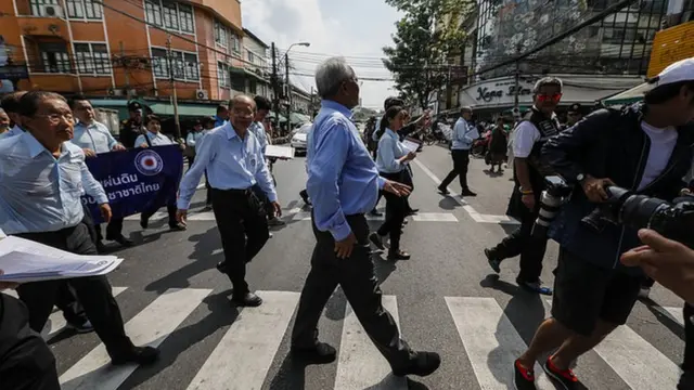 นายสุเทพ เทือกสุบรรณ นำทีมเปิดปฏิบัติการ "เดินคารวะแผ่นดิน" เพื่อหาสมาชิกพรรครวมพลังประชาชาติไทย