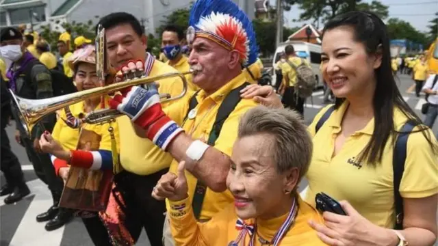 นายสิระ เจนจาคะ (ซ้ายสุด) และ น.ส.ปารีณา ไกรคุปต์ (ขวา) ปรากฏตัวเมื่อ 14 ต.ค. ร่วมกับประชาชนที่ไปรอเฝ้ารับเสด็จฯ