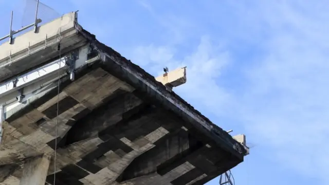 क्षतिग्रस्त पुल