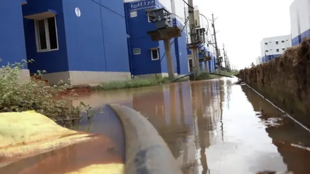 మౌలిక సదుపాయాలు సరిగా లేకపోవడంతో కొన్ని టిడ్కో కాలనీలలో ఇలా అస్తవ్యస్త పరిస్థితులు నెలకొన్నాయి.