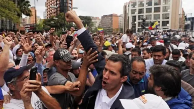 Cənab Guadio (ortada) Venesuelanın hərbçiləri və sivil liderlərinə əfv təklifi edir