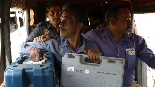 'மீண்டும் வாக்குச்சீட்டு முறை: எதிர்க்கட்சிகள் வலியுறுத்தல்'