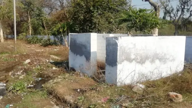 ਰਿਵਾੜੀ ਦਾ ਇੱਕ ਖਸਤਾ ਹਾਲ ਪਖਾਨਾ