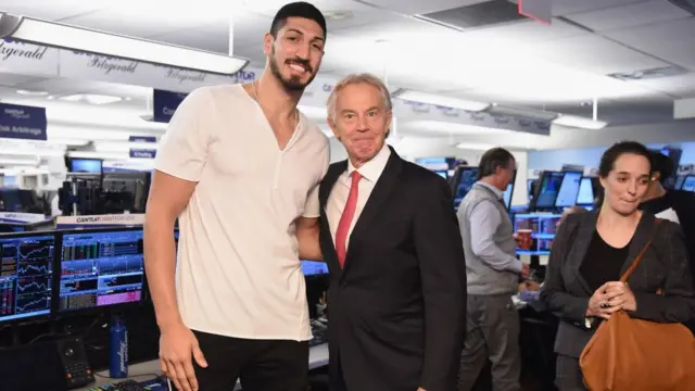 انس كانتر وتوني بلير