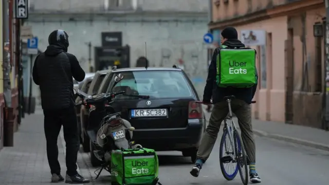 اثنان من عمال خدمة توصيل الطلبات للمنازل