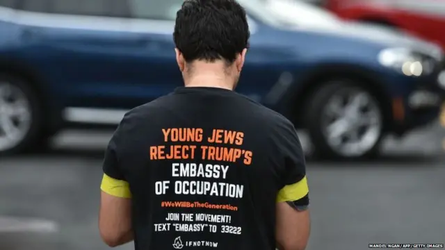 ਵਾਸ਼ਿੰਗਟਨ ਡੀਸੀ ਵਿੱਚ ਯੇਰੋਸ਼ਲਮ ਵਿੱਚ ਅਮਰੀਕਾ ਵੱਲੋਂ ਸਫਾਰਤਖਾਨਾ ਖੋਲ੍ਹੇ ਜਾਣ ਦਾ ਵਿਰੋਧ ਕਰਦਾ ਪ੍ਰਦਰਸ਼ਨਕਾਰੀ