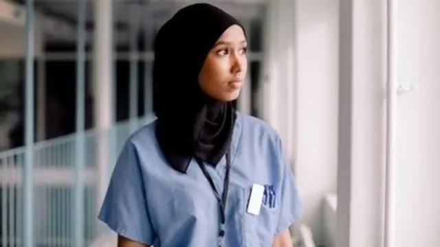 Une jeune femme portant le voile en vetement hospitalier