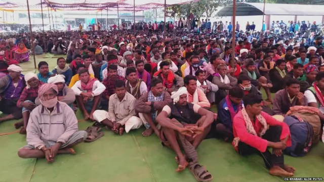 आदिवासी अपनी मांगों के लिए डटे