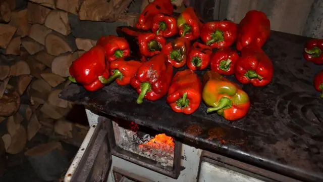 На друштвеним мрежама, где полемишу не две него стотине куварица, јасно се виде размере и значај расправа око „правог" ајвара