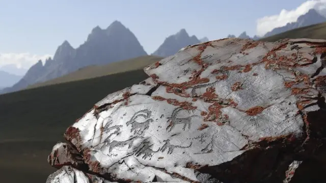 Мурдаштагы тарыхый зор мааниге ээ болгон петроглифтер бир компаниянын кызыкчылыг үчүн жоголуу коркунучунда турат