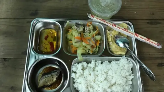 Phần cơm được hỗ trợ trong khu cách ly