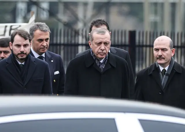 الرئيس التركي رجب طيب أردوغان وصهره براءت البيرق (يسار) ، وزير الداخلية التركي سليمان صويلو (يمين)