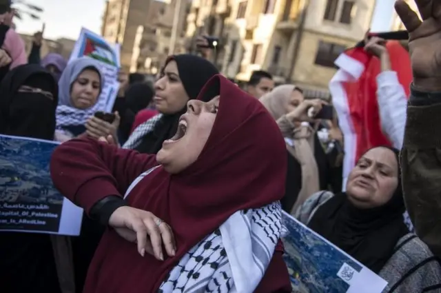 شعار علیه دونالد ترامپ در مقابل مسجد الازهر در مصر