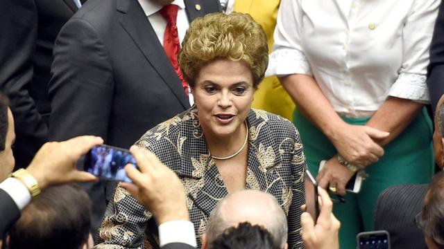 Ex-presidente Dilma Rousseff cumprimenta deputados ao chegar no Congressoaposta mega caixa2016