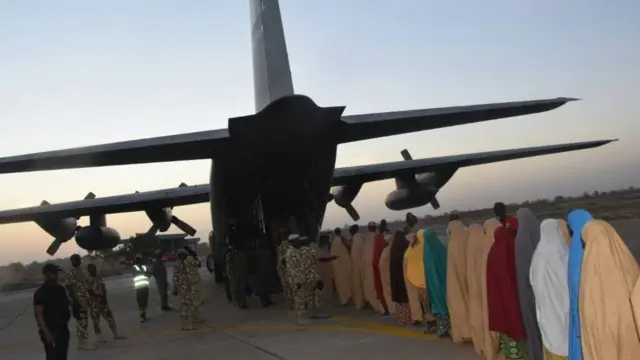 Awọn akẹkọ n to wọ inu baluu ileesẹ ọmọogun ofurufu