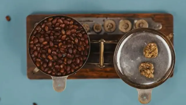 Pesa con fríjoles y oro