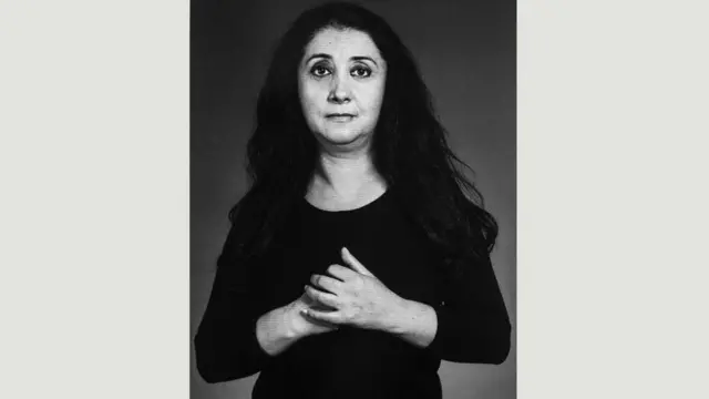 تُظهر صورة تحمل اسم "إلغارا"، تنتمي لمجموعة صور فوتوغرافية تحمل اسم "منزل عيني"، مواطنين أذريين نُقِشَت كلمات بالحبر على أجسادهم