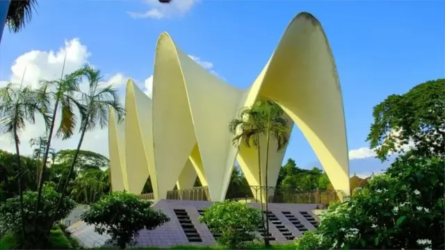 ঢাকায় তিন নেতার মাজার- বাংলার স্বাধীনতা-পূর্ব তিন রাজনৈতিক নেতা এ কে ফজলুল হক, খাজা নাজিমুদ্দিন এবং হোসেন শহীদ সোহরাওয়ার্দীর সমাধি