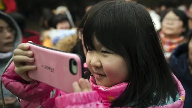 Slabi su dokazi o tome kada je zaista pravo vreme za davanje telefona detetu, ali postoje i oni ključni trenuci kada su rizici povišeni