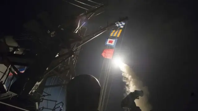 EE.UU. hizo pública esta imagen de un misil siendo disparado desde uno de sus barcos en el Mediterráneo.