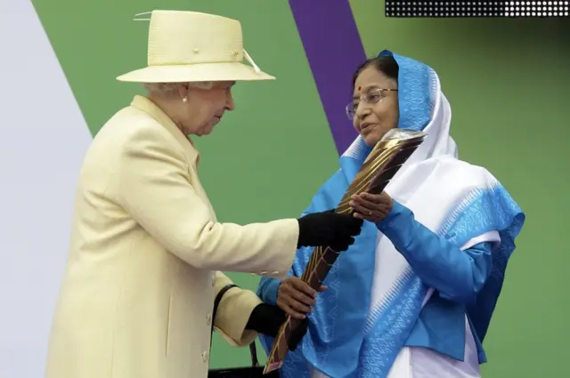 2010 దిల్లీ కామన్వెల్త్ క్రీడల బ్యాటన్‌ను 2009 అక్టోబర్‌లో అప్పటి భారత రాష్ట్రపతి ప్రతిభాపాటిల్‌కు అందజేస్తున్న బ్రిటన్ రాణి రెండో ఎలిజబెత్