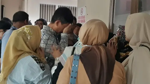 Wahid Husen bersama keluarganya setelah vonis di Tipikor Bandung.