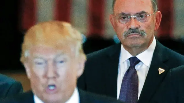 Аллен Вайссельберг за спиной Дональда Трампа (31 мая 2016 года)