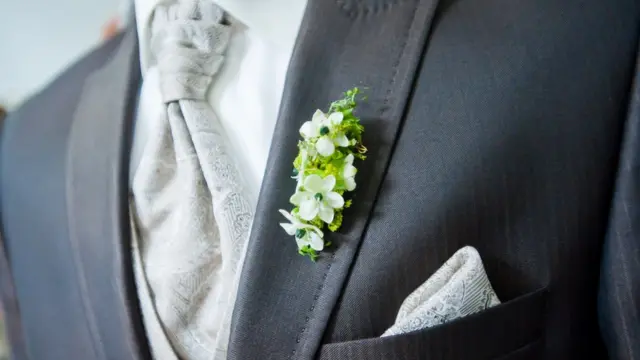 Формальный пиджак с бутоньеркой.