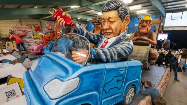 2024年2月6日，德国美因茨，在即将到来的玫瑰星期一游行之前，一辆描绘中国国家主席习近平拔掉电动汽车插头、将德国汽车制造商甩在身后的花车将参与游行。