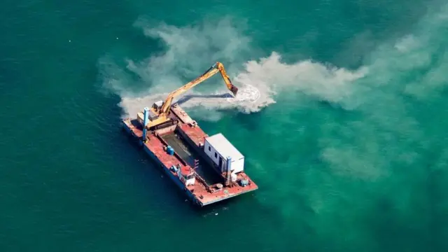 Una grúa operando en el mar