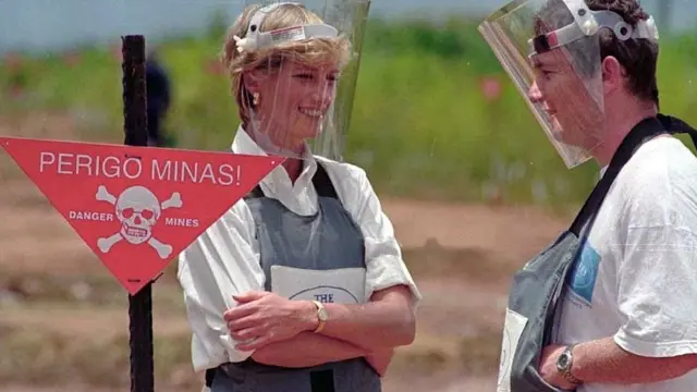 Диана создала для себя новую публичную роль, участвуя во многих благотворительных кампаниях и гуманитарных миссиях