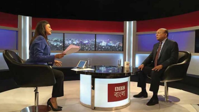 বিবিসি প্রবাহ অনুষ্ঠানের একটি পর্বে আওয়ামী লীগ নেতা তোফায়েল আহমেদের সাক্ষাৎকার নিচ্ছেন শারমিন রমা।