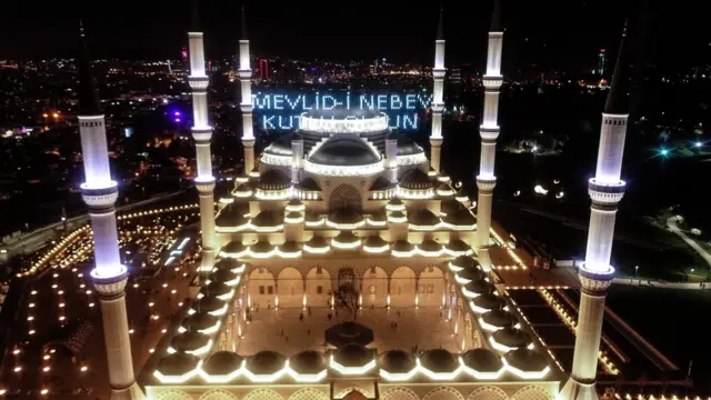 الاحتفال بالمولد النبوي في مسجد "تشامليجا" في اسطنبول بتركيا