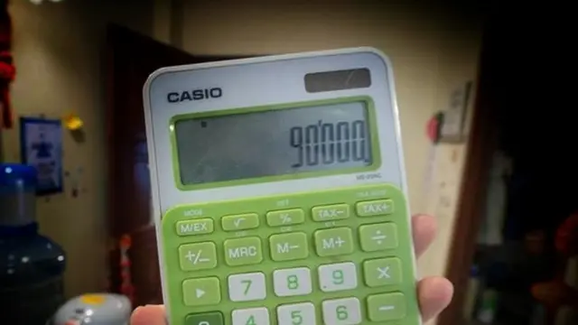 เสี่ยวเหมยแสดงตัวเลขค่าเช่าที่เธอต้องจ่าย