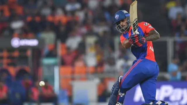 अमन ख़ान ने आईपीएल में अपना पहला अर्धशतक बनाया