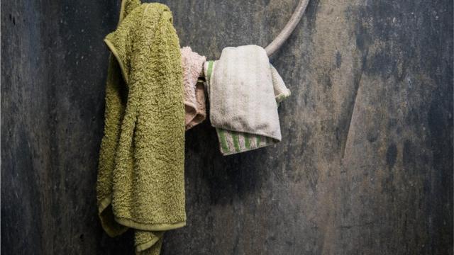 Por qué hay que lavar periódicamente las toallas del baño si las utilizamos  cuando ya estamos