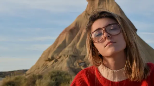 Дівчина в окулярах