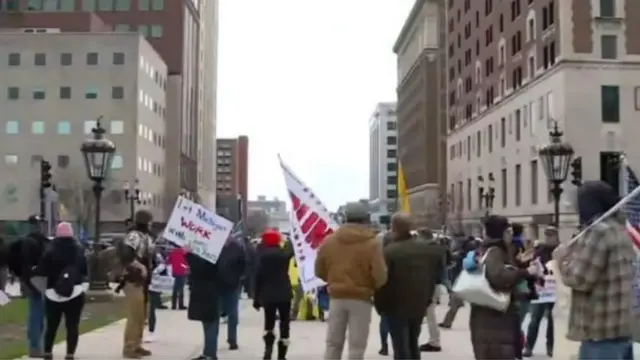 కరోనావైరస్:ఇంట్లోనే ఉండాలన్న గవర్నర్ ఆదేశాలను వ్యతిరేకిస్తున్న మిషిగాన్ వాసులు