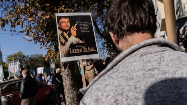 تجمع الناس خلال احتجاج على اللقاح ضد كوفيد -19 في بلغاريا