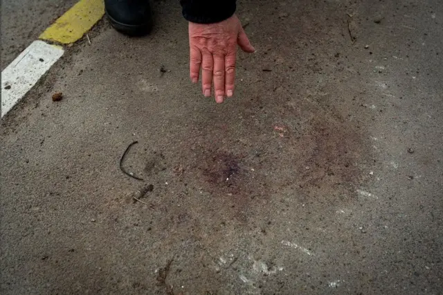 볼로디미르 아브라모프는 사위 올레그가 강제로 무릎을 꿇은 채 머리에 총을 맞은 곳이라면서 집 밖 도로의 한 부분을 가리켰다