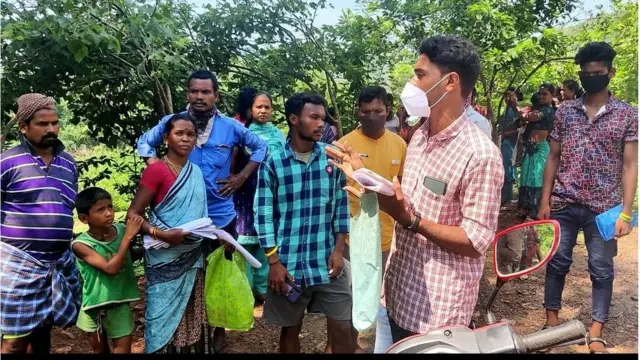 గిరిజనులతో సిబ్బంది