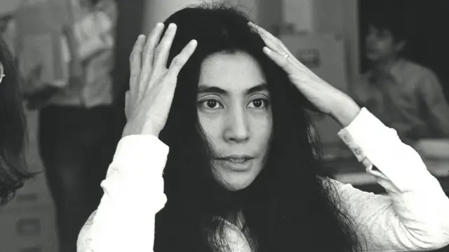 Fotografiabonus casas de apostaspreto e branco mostra Yoko Ono com as mãos no cabelo