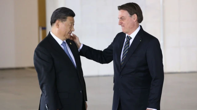 Presidente brasileiro Jair Bolsonaro toca o rostoapp casinodo presidente chinês, Xi Jinping, durante uma reuniãoapp casinonovembroapp casino2019