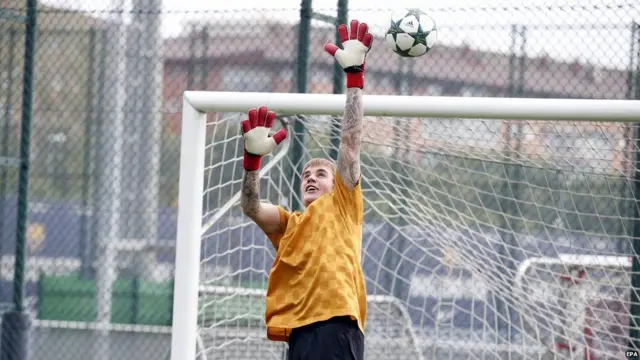 Justin Bieber akishiriki katika zoezi na wachezaji wa Barcelona